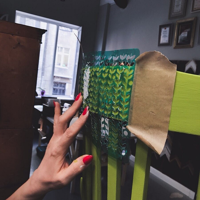 Przed i po Krzesło przed i po renowacji: porównanie efektu farbowania i nowej tapicerki.