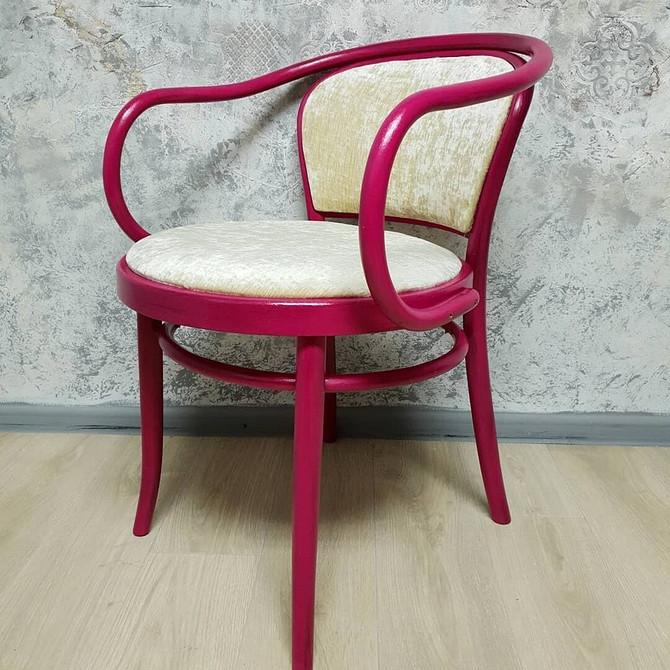 Drewno i tkanina Renowacja starego drewnianego krzesła: nowa tkanina i odświeżony wygląd.