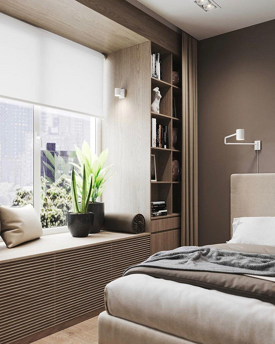 Minimalistyczne siedzisko Eleganckie siedzisko na parapecie z białymi poduszkami - minimalistyczny design 2026