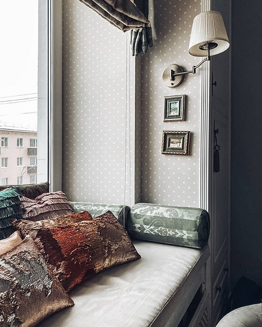 Siedzisko ze schowkiem Funkcjonalne siedzisko na parapecie ze schowkami - aranżacja małego mieszkania