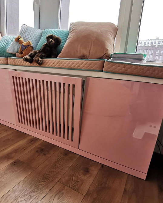 Kącik Czytelniczy na Parapecie Przytulne siedzisko na parapecie z poduszkami, idealne do czytania przy oknie