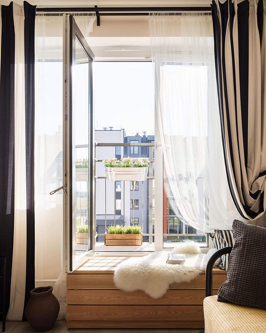 Małe, funkcjonalne Małe siedzisko na szerokim parapecie - efektywne wykorzystanie przestrzeni 2026