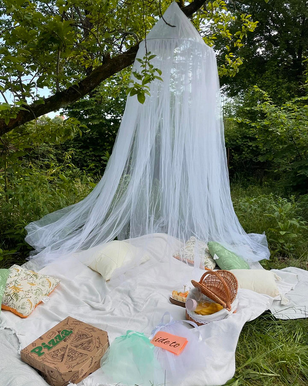 Relaks pod Parasolem Zacieniony kącik z parasolem ogrodowym oferuje relaks i odprężenie na świeżym powietrzu.