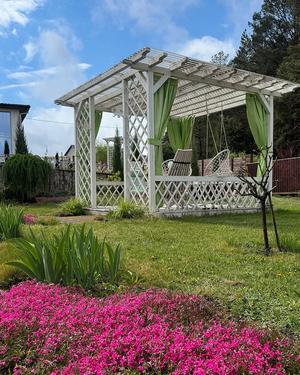 Pergola: Zielony Azyl Pergola obsadzona pnączami tworzy naturalny cień i urokliwy zakątek w ogrodzie.