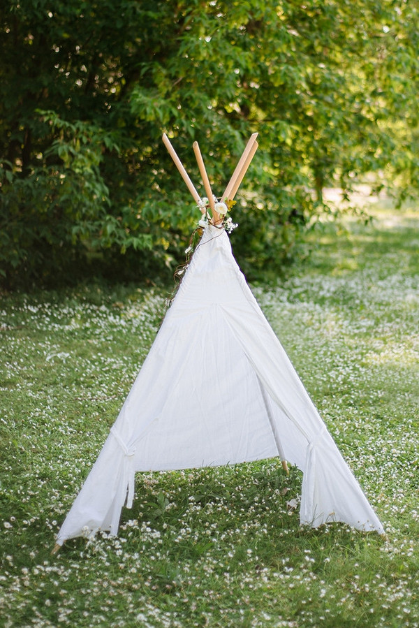 Chłodny Ogród Parasol ogrodowy zapewnia ochłodę i komfort w upalne dni, idealny do ogrodu.