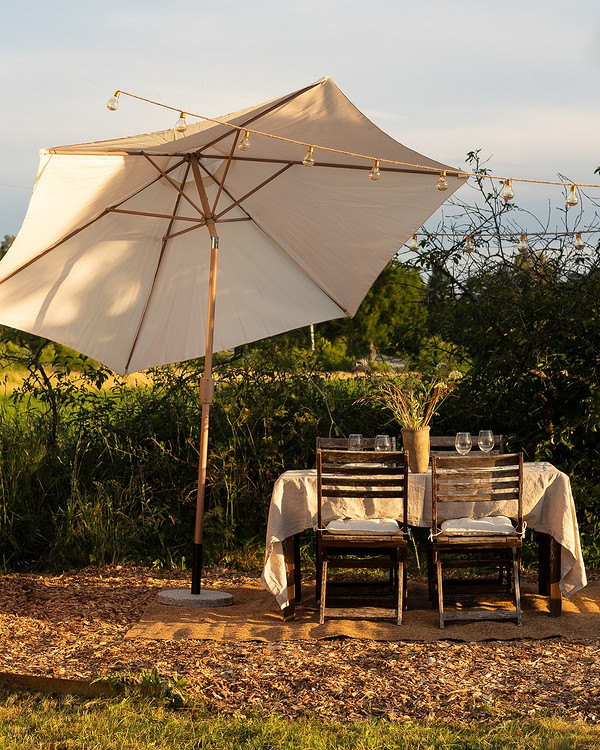 Oaza Cienia z Parasolem Parasol ogrodowy zapewnia oazę cienia i ochronę przed słońcem w ogrodzie.