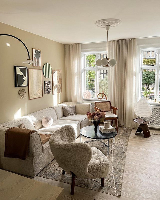 Welurowy dywan: elegancja Jasny dywan dla małego salonu z велюровою obiciówką w 2026 roku.