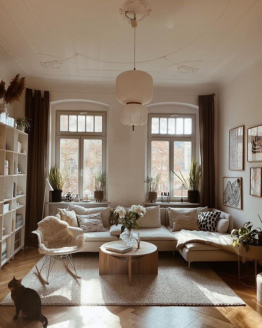 Kompaktowa sofa do mieszkania Stylizacja salonu z kompaktową sofą w neutralnym odcieniu, podkreślająca wygodne siedzenie.