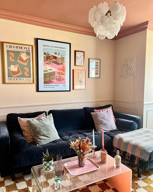 Dywan: styl i komfort Stylowy kompaktowy dywan w małym salonie: komfort, kolor i praktyczny materiał obiciowy.