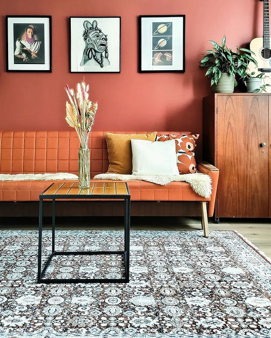 Kolorowa sofa w salonie Wygodna kolorowa sofa w neutralnym odcieniu jako serce stylowego salonu.