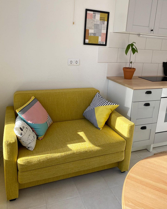 Kup sofę do salonu Inspiracja dla salonu: zakup designerskiej sofy w neutralnym kolorze dla kompaktowego mieszkania.