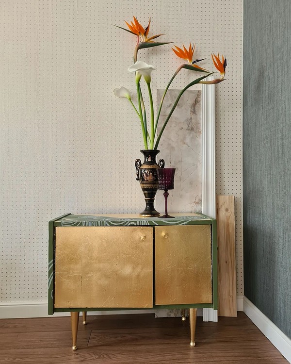 Stolik z decoupage Stolik po metamorfozie z użyciem technik decoupage i malowania DIY.