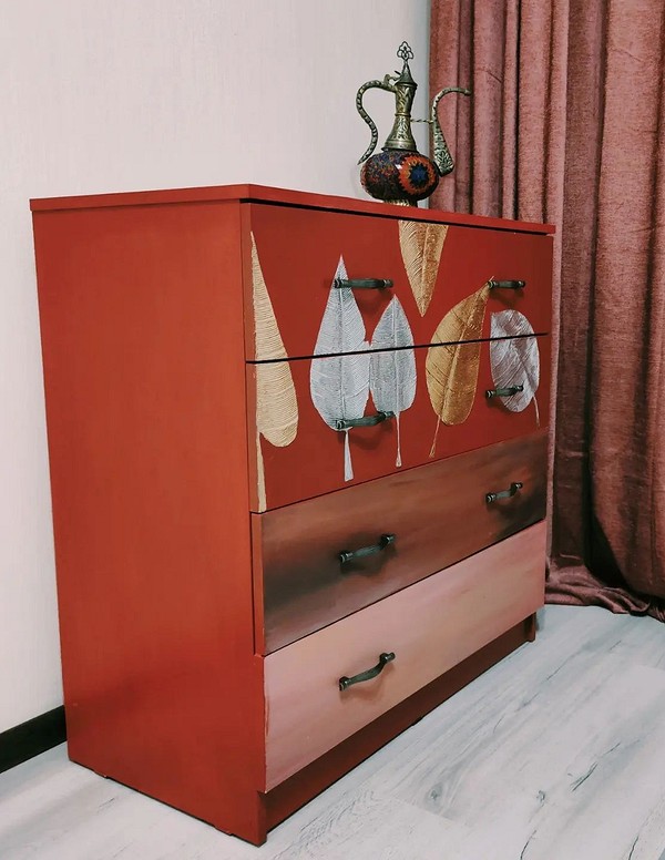 Geometryczna szafka DIY Tumblo z geometrycznym wzorem odnowione za pomocą szablonu DIY.