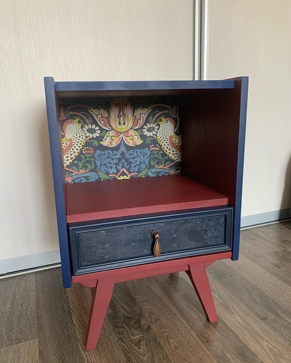 Krzesło ze złotym blaskiem Odnowione krzesło z użyciem potalu dodającego blasku i wyrafinowania DIY.