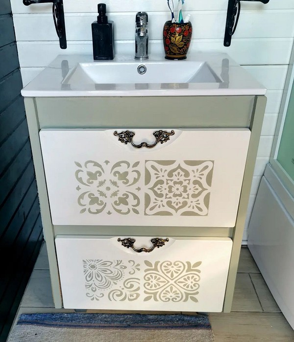 Retro komoda DIY Komoda w stylu retro odnowiona za pomocą szablonów i farby DIY.