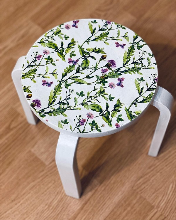 Decoupage na szafie Dekorowana szafa techniką decoupage z motywami kwiatowymi DIY.