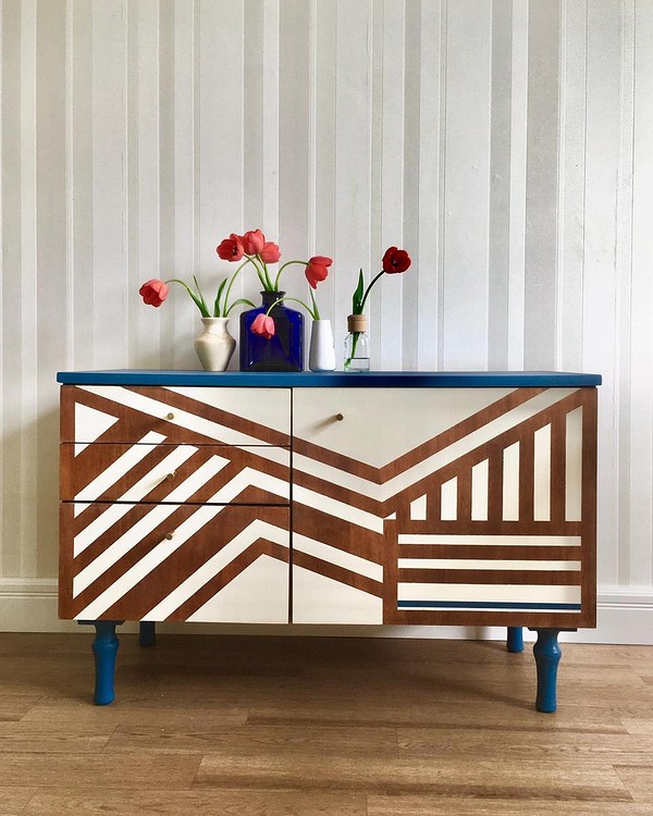 Złoty akcent na stole Elegancki stół z efektem złota uzyskany dzięki zdobieniu potalem DIY.