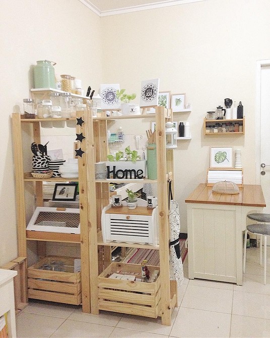 Albert: Podział przestrzeni Oddzielenie przestrzeni w pokoju regałem Albert IKEA: kreatywne i funkcjonalne rozwiązanie.