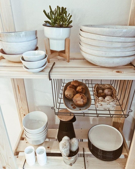 Albert: Przechowywanie butów Budżetowe przechowywanie obuwia w przedpokoju z regałem Albert IKEA: porządek i wygoda.