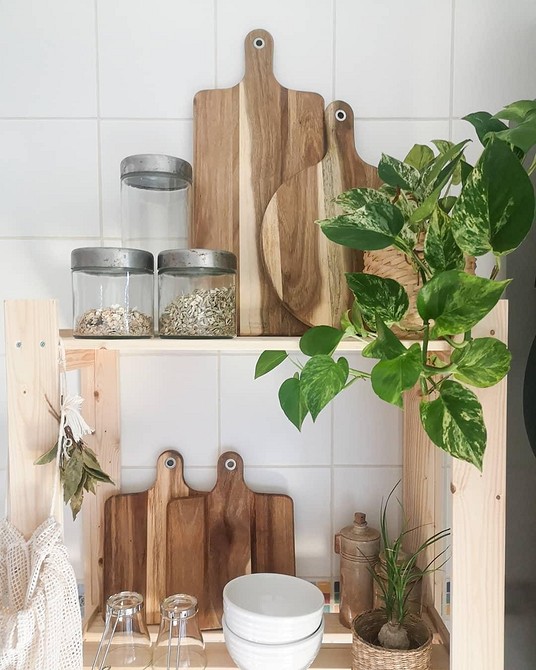 Albert: Szafka nocna Szafka nocna z regału Albert IKEA: budżetowy i stylowy pomysł do sypialni.