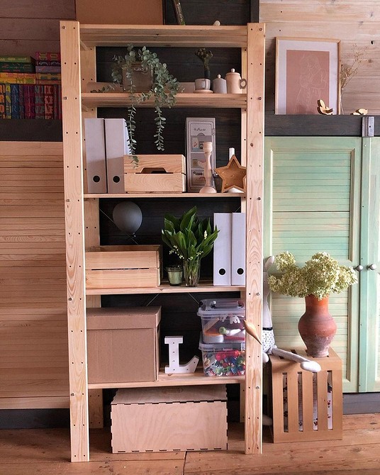 Albert: Nowoczesny design Regał Albert IKEA w nowoczesnym wnętrzu: proste i funkcjonalne rozwiązanie do przechowywania.