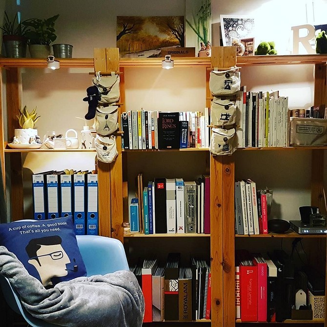 Albert IKEA: Przedpokój Kreatywne wykorzystanie regału Albert IKEA w przedpokoju do przechowywania butów.