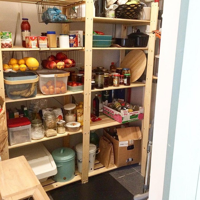 Albert IKEA: Sypialnia Regał Albert IKEA jako stylowa i praktyczna szafka nocna w sypialni.