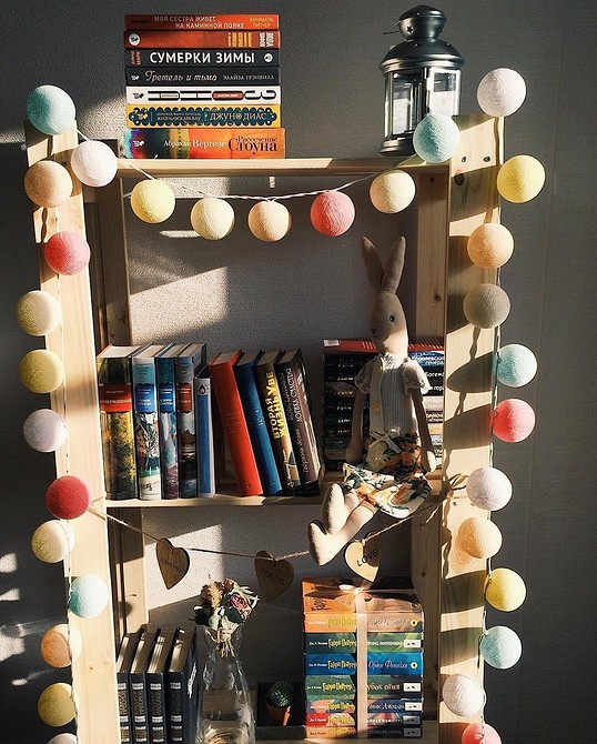 Albert IKEA: Dekoracje Regał Albert IKEA jako część wystroju wnętrz z roślinami.