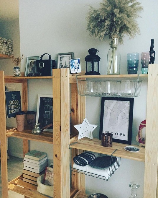 Albert: Biuro w domu Organizacja miejsca pracy w domu z regałem Albert IKEA: wygodne i budżetowe rozwiązanie.