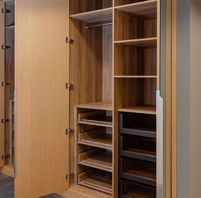 Elegancka szafa wnękowa Szafa na wymiar idealnie wpasowana w nowoczesne wnętrze mieszkania 2026.