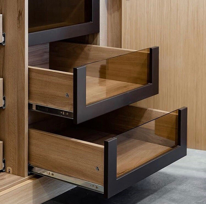 Organizacja przestrzeni w szafie Funkcjonalne wnętrze szafy na wymiar: półki, wieszaki i szuflady na ubrania.