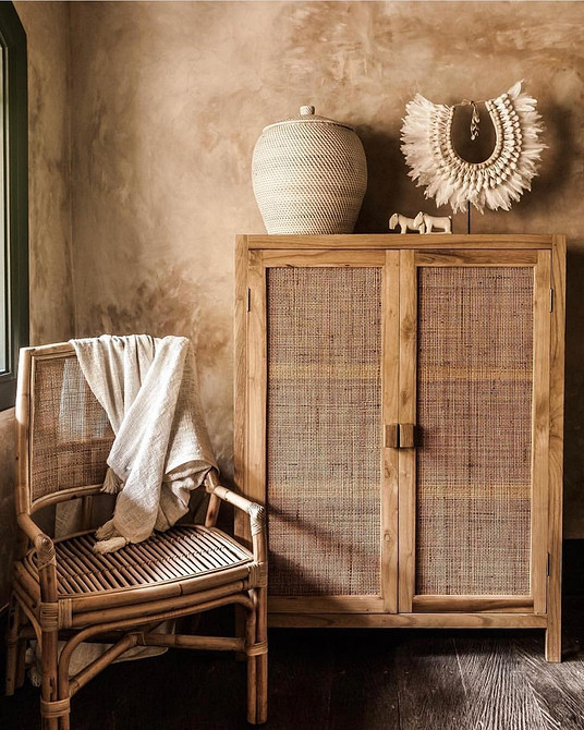Egzotyka z rattanu Egzotyczne meble rattanowe tworzące południowy klimat we wnętrzu w stylu boho 2026.