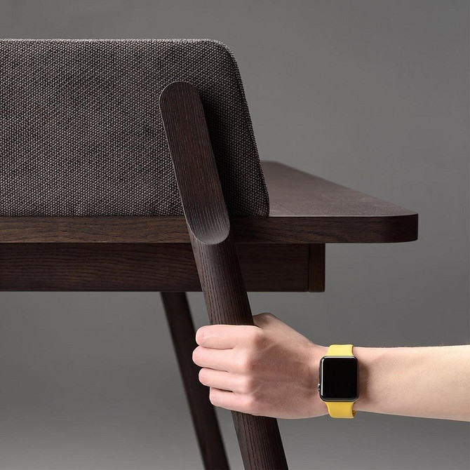 Bouclé i Skandi 2026 Fotel w stylu skandynawskim obity tkaniną Bouclé w małym, ciepłym salonie 2026.