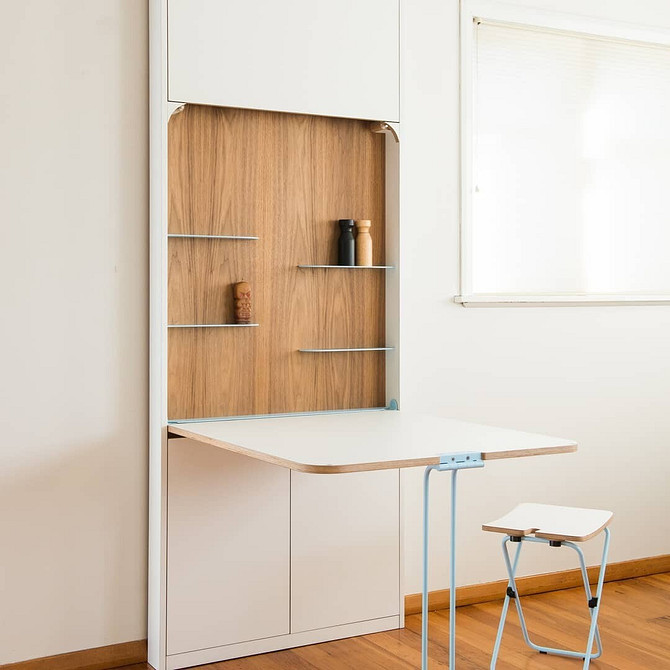 Eko design wnętrz Naturalne materiały 2026: komoda z drewna i lustro w ramie z wikliny.
