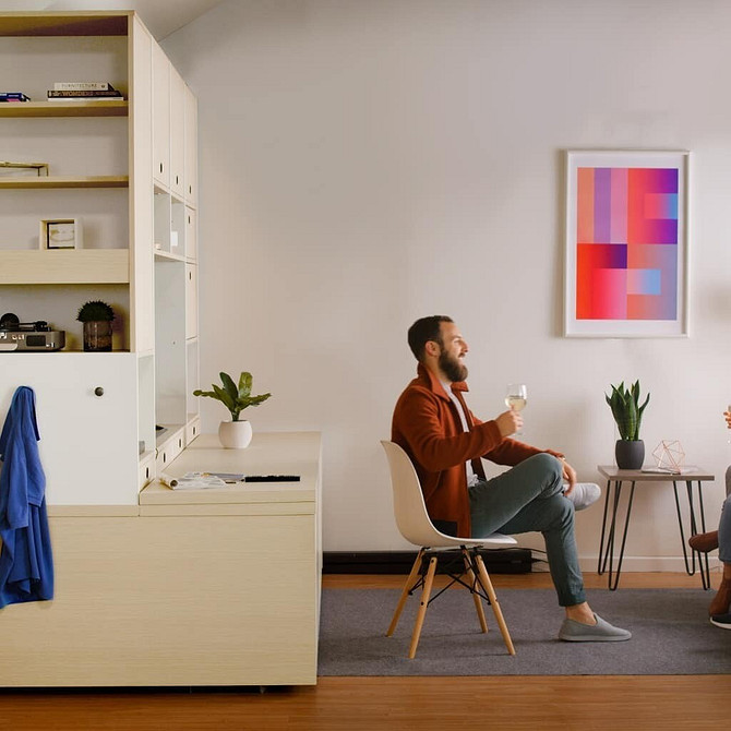 Szafa z lustrem Funkcjonalne meble do małych mieszkań: szafa z lustrem optycznie powiększa przestrzeń.