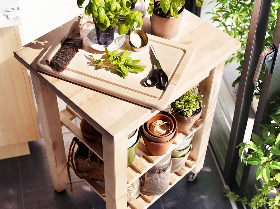 Wózek IKEA: Przechowywanie Mobilne meble IKEA: wózek do przechowywania w minimalistycznym salonie 2026.