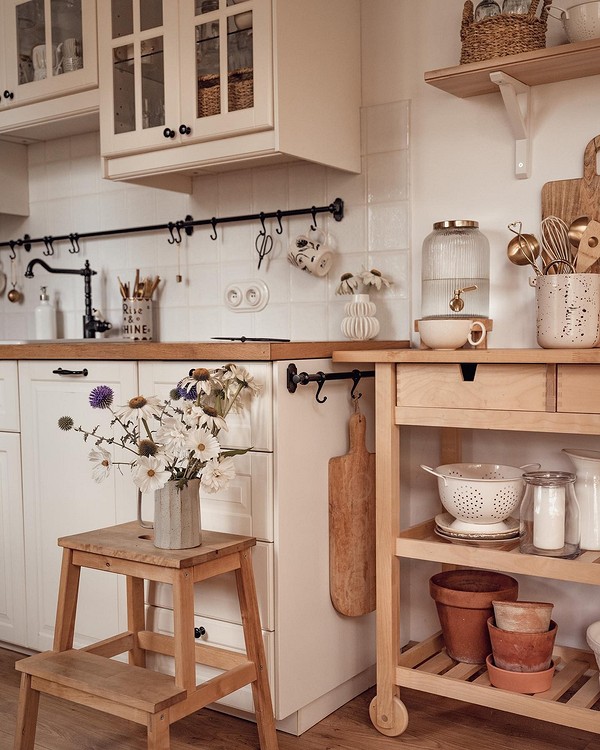 Panel na szafie Miękki panel na boku szafy: przytulność, dodatkowa izolacja akustyczna i dekoracja.