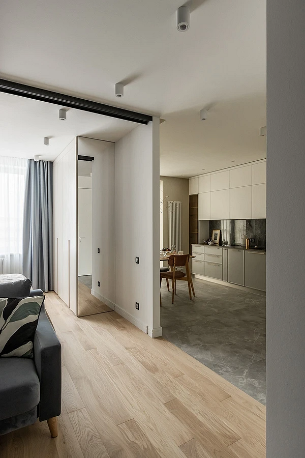 Biurko obok szafy Miejsce pracy obok szafy: biurko, półki i krzesło – funkcjonalne rozwiązanie.