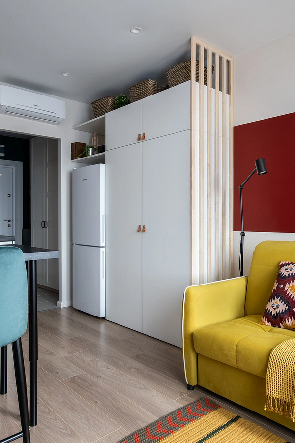 Dekoracje na szafie Obrazy i zdjęcia na boku szafy: spersonalizowany wystrój przestrzeni domowej.