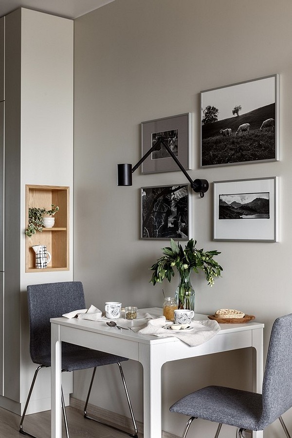 Tablica na szafie Tablica do notatek i przypomnień na bocznej ściance szafy w domu.