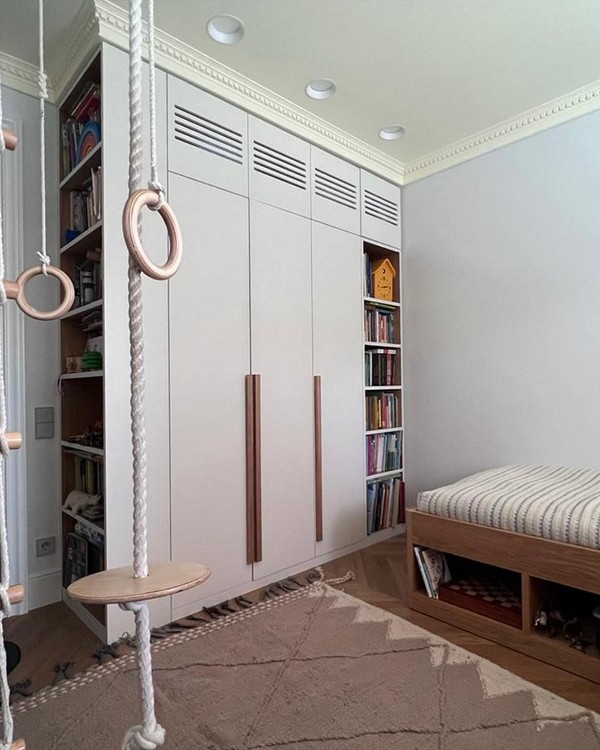 Ogród na szafie Wertykalny ogród na boku szafy dodaje świeżości i zieleni do wnętrza.