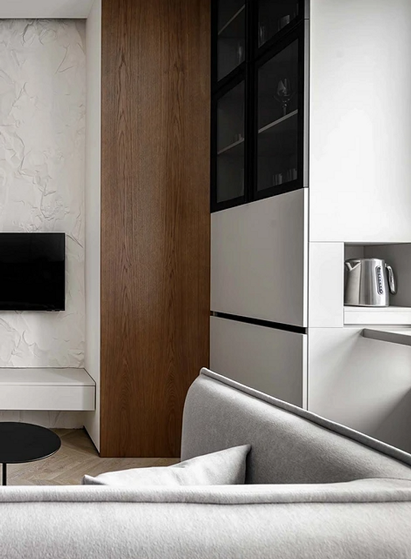 Haczyki na szafie Haczyki na ubrania i akcesoria na boku szafy dla wygodnego przechowywania.