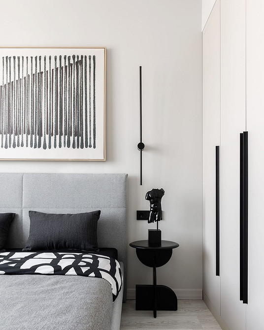 Kolorowe zasłony Jasna sypialnia z białymi meblami i kolorowymi zasłonami. Intensywny kolorystyczny dodatek.