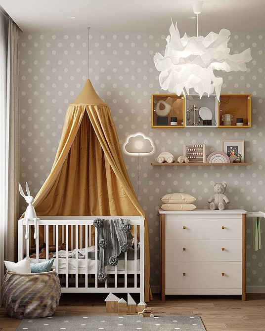 Światło i biel Jasna, biała sypialnia z dużymi oknami wpuszczającymi naturalne światło i optycznie powiększającymi przestrzeń.