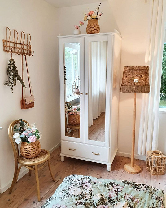 Biała sypialnia i kolor Biała sypialnia z kolorowymi akcentami. Wnętrze z białymi meblami do sypialni.