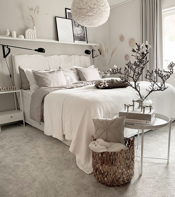 Białe meble, barwne detale Nowoczesna sypialnia z białymi meblami i kolorowymi dodatkami.