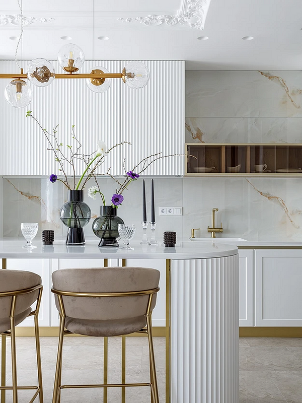 Biel i drewno Nowoczesna biała kuchnia z drewnianym blatem: minimalizm i funkcjonalność 2026.