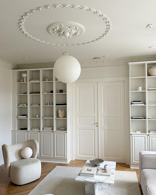 Komfort w bieli Salon z białą sofą: styl skandynawski 2026 i dekoracyjne poduszki dla komfortu.