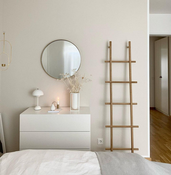 Teksturalny raj Biała sypialnia z różnorodnymi teksturami dla stworzenia przytulnego klimatu. Inspiracje 2026.