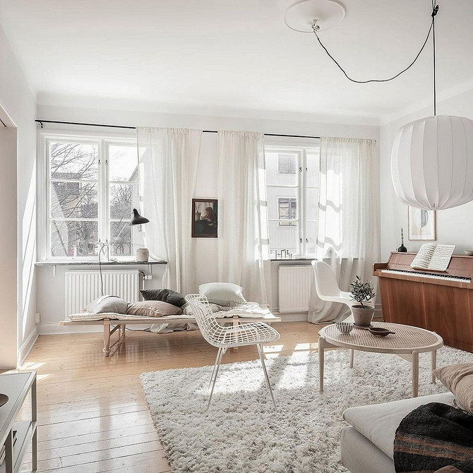 Skandynawski pokój dziecięcy Pokój dziecięcy z białymi meblami: styl skandynawski 2026 i kolorowe dodatki.